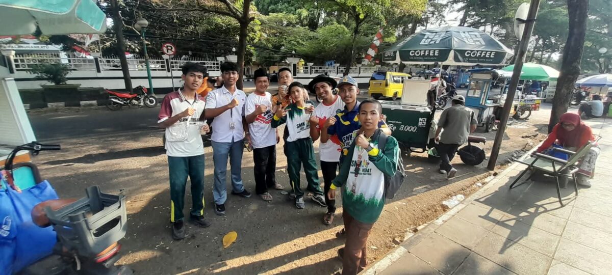 Puluhan murid SMKS Jamiyatul Aulad membagikan ratusan bendera Merah Putih
