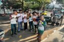 Puluhan murid SMKS Jamiyatul Aulad membagikan ratusan bendera Merah Putih