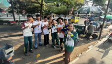 Puluhan murid SMKS Jamiyatul Aulad membagikan ratusan bendera Merah Putih