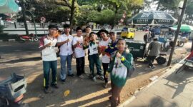Puluhan murid SMKS Jamiyatul Aulad membagikan ratusan bendera Merah Putih