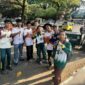 Puluhan murid SMKS Jamiyatul Aulad membagikan ratusan bendera Merah Putih