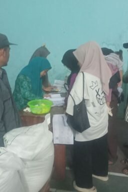 Bantuan Beras 10 Kilogram di Desa Tonjong Disambut Positif Warga