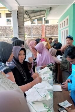 Warga Cibodas Terima Bantuan 30 Kilogram Beras, Penyaluran Berlangsung Tertib