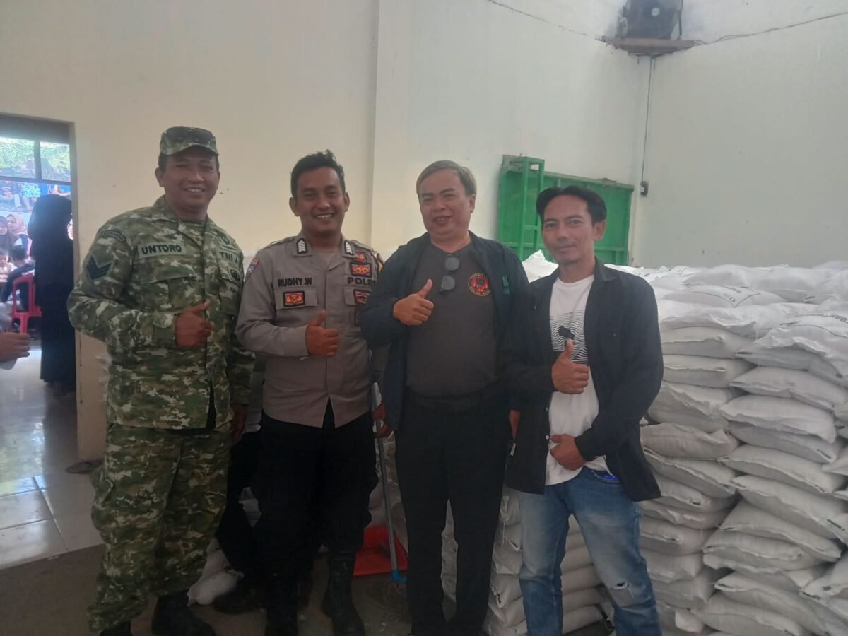 Sinergitas TNI-Polri kembali terlihat dalam penyaluran bantuan pangan beras 10 kilogram