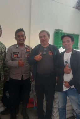 Sinergi TNI-Polri Kawal Penyaluran Bantuan Beras untuk 1.988 KPM di Desa Cikadu
