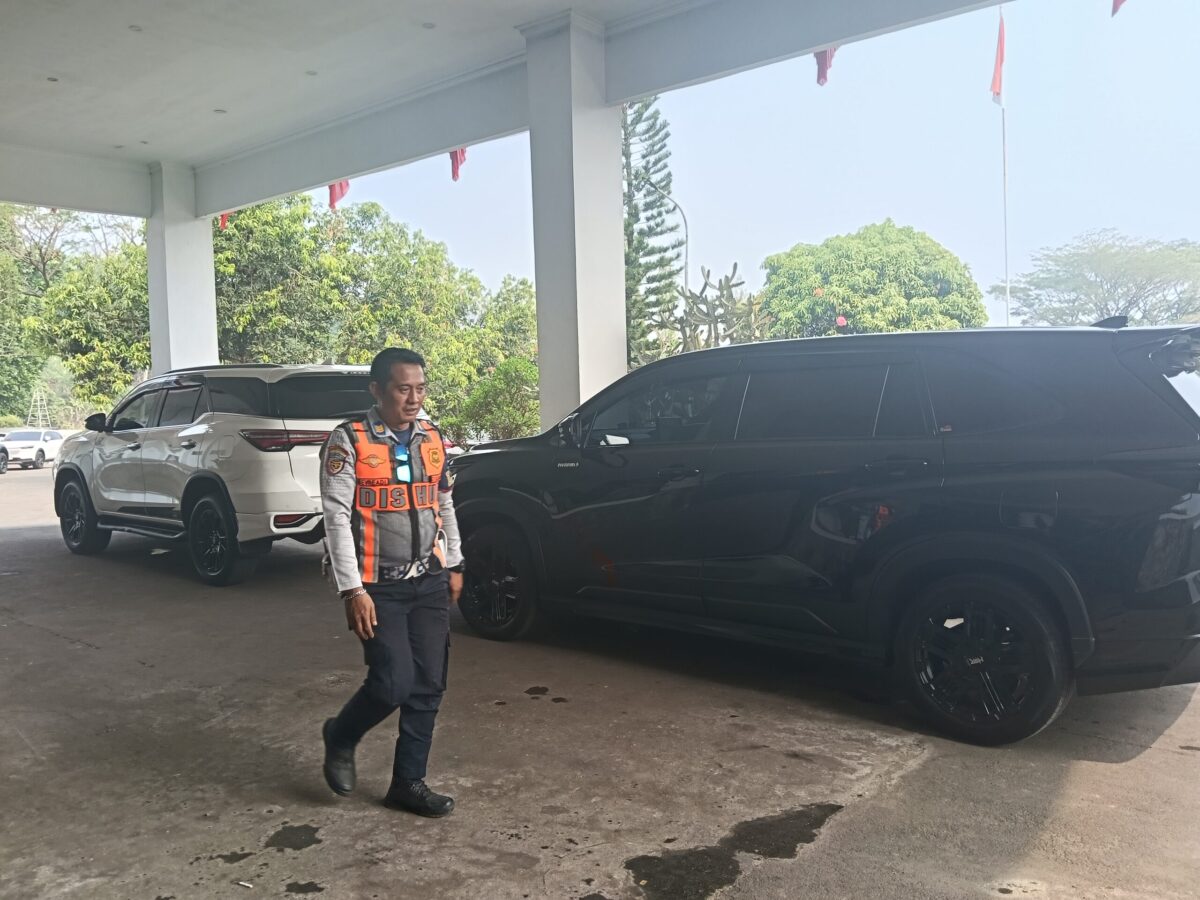 Petugas Dinas Perhubungan Kabupaten Sukabumi.
