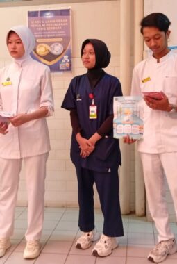 Lima Mahasiswa Akper Kebonjati Bandung Edukasi Masyarakat tentang Pencegahan Stunting