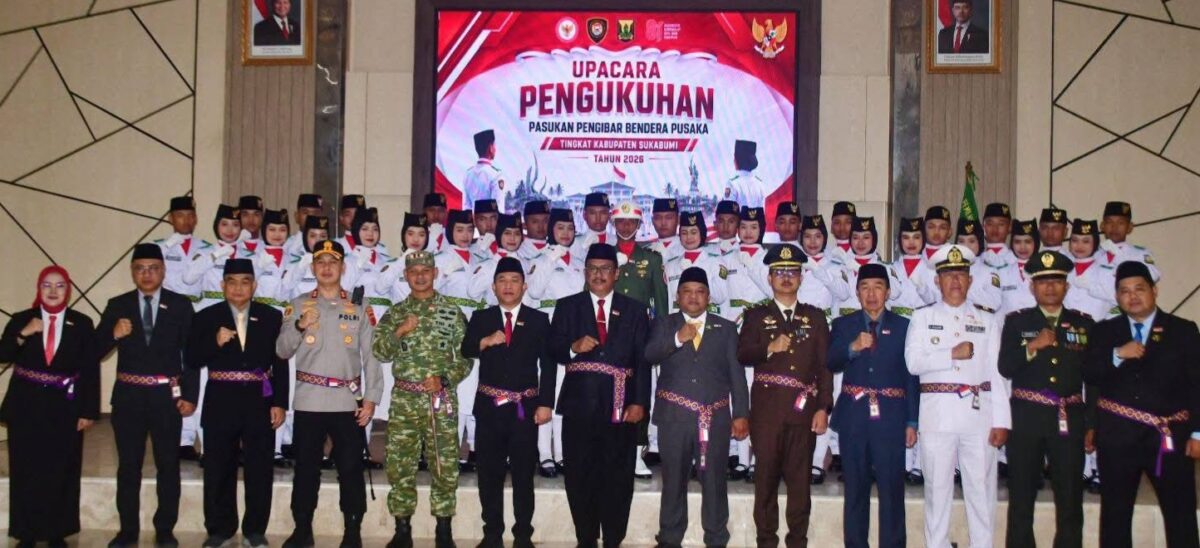 Bupati Sukabumi H Asep Japar mengukuhkan 32 anggota Paskibraka Kabupaten Sukabumi