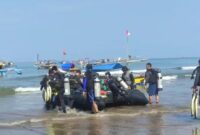 Sembilan penyelam dari PENYU bersama Bandung Scuba Center mengibarkan bendera Merah Putih.