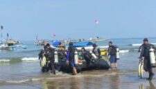 Sembilan penyelam dari PENYU bersama Bandung Scuba Center mengibarkan bendera Merah Putih.
