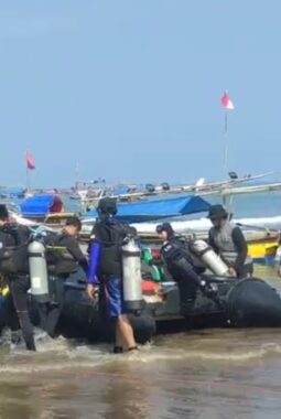 Libatkan Dua Pelajar, PENYU Kibarkan Merah Putih di Dasar Laut Palabuhanratu