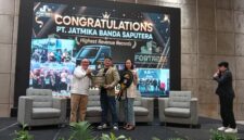 Penghargaan tersebut diserahkan langsung dalam ajang BuildNext One Day Exhibition 2026 