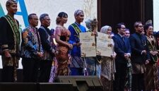 Tresna Winesa dari Kabupaten Majalengka dan Alden Hugo dari Kota Cimahi resmi dinobatkan sebagai Mojang dan Jajaka Pinilih Jawa Barat 2026