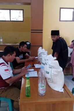 Bantuan Beras CPP Disalurkan, 1.241 KPM Buniwangi Terima 30 Kilogram