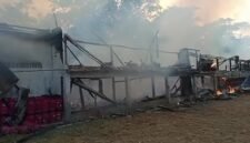 DPKP Kerahkan Dua Armada, Kandang Ayam Dua Lantai di Waluran Terbakar