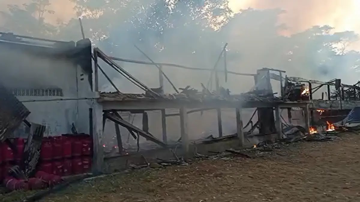DPKP Kerahkan Dua Armada, Kandang Ayam Dua Lantai di Waluran Terbakar