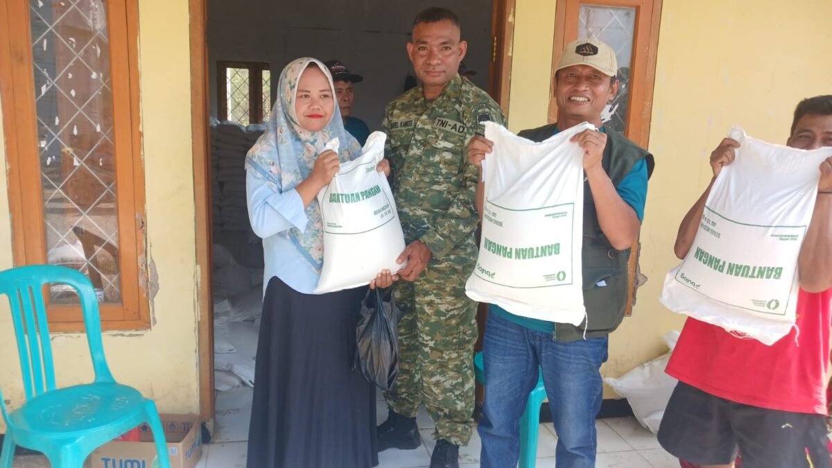 Pemerintah Desa Sampora, Kecamatan Cikidang, Kabupaten Sukabumi, menyalurkan bantuan beras
