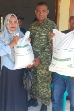 Pemdes Sampora Salurkan Bantuan Beras untuk 851 KPM, Total 2.553 Karung