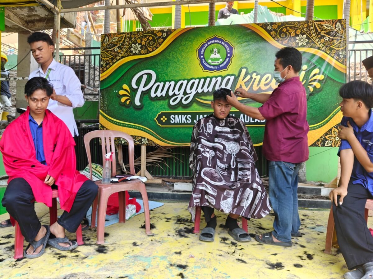 SMKS Jamiyatul Aulad Tegakkan Tata Tertib Secara Humanis, 70 Siswa Dapat Cukur Rambut Gratis