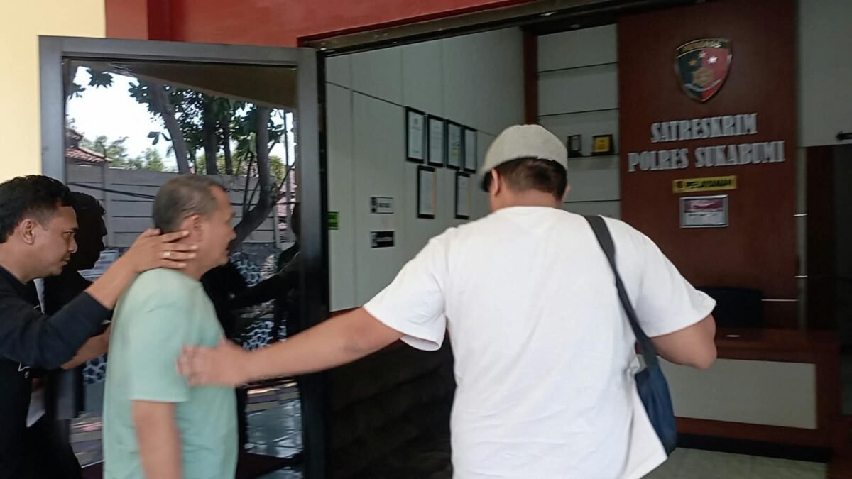 Terduga berinisial TIP menjalani pemeriksaan di ruang Perlindungan Perempuan dan Anak (PPA) Polres Sukabumi,