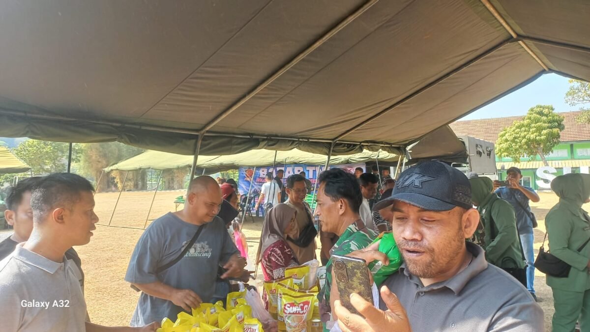 Kodim 0622 Kabupaten Sukabumi menggelar bazar murah.