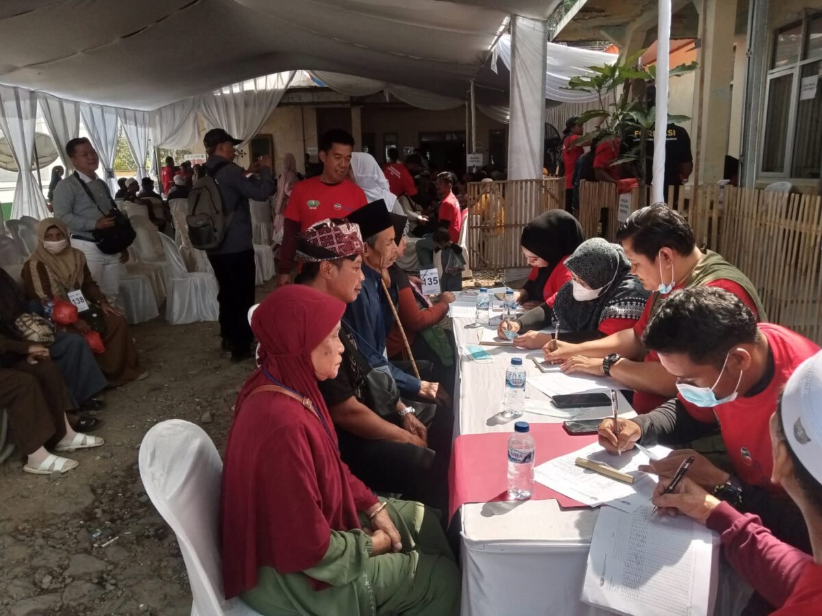 Ratusan warga Desa Sirnarasa, Kecamatan Cikakak,