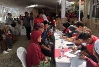 Ratusan warga Desa Sirnarasa, Kecamatan Cikakak,