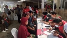 Ratusan warga Desa Sirnarasa, Kecamatan Cikakak,