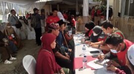 Ratusan warga Desa Sirnarasa, Kecamatan Cikakak,