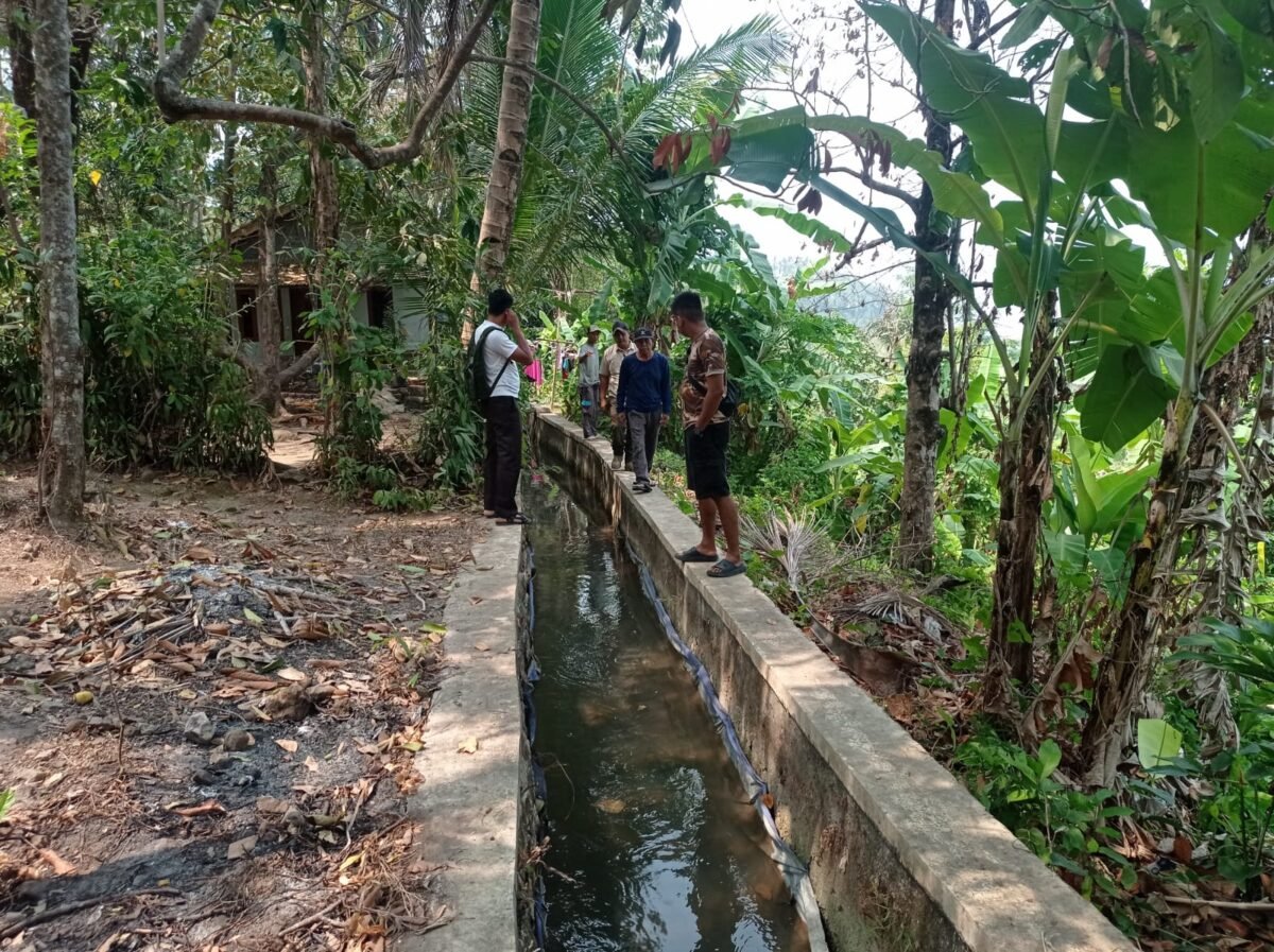 Dinas PU saat melakukan survei pada saluran Daerah Irigasi (DI) Citepus