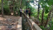 Dinas PU saat melakukan survei pada saluran Daerah Irigasi (DI) Citepus