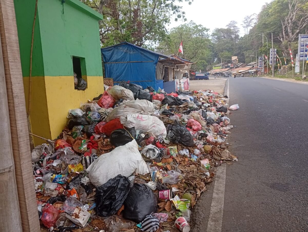 Tumpukan sampah yang meluber di sejumlah TPS kawasan wisata Karang Hawu,