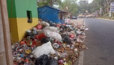 Tumpukan sampah yang meluber di sejumlah TPS kawasan wisata Karang Hawu,