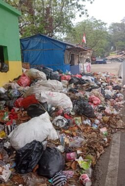 Karang Hawu Tercoreng Tumpukan Sampah, FSKS Cisolok Minta DLH Bergerak