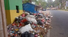 Tumpukan sampah yang meluber di sejumlah TPS kawasan wisata Karang Hawu,