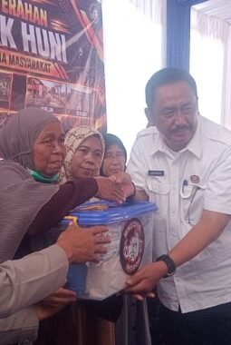 Satekah Polah Ngabela Nu Susah! Aksi Sosial Bagong Mogok Bikin Haru Warga Palabuhanratu.