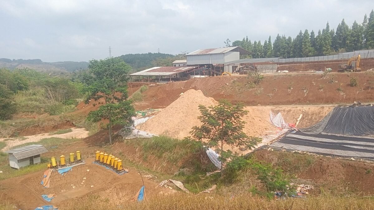 Konflik kerja sama pengolahan emas di Desa Waluran.