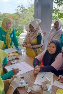 Sambut HKN ke-62, Puskesmas Palabuhanratu Gelar Olahraga Bersama dan Cek Kesehatan Gratis, Warga Antusias