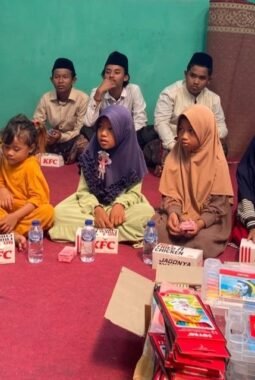 Satlantas Polres Cimahi Sambangi Ponpes Nurul Ikhlas Al-Bahri, Salurkan Bantuan untuk Anak Yatim dan Santri